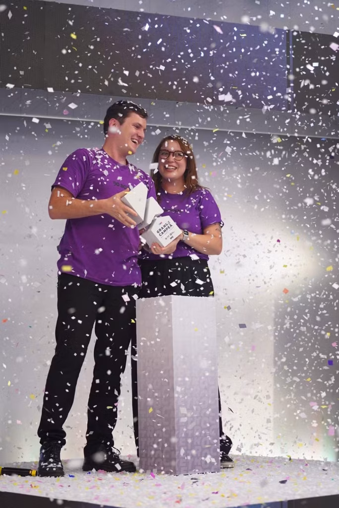 Foto da premiação / Dr. Vinicius Nickel recebendo o troféu do Rocket